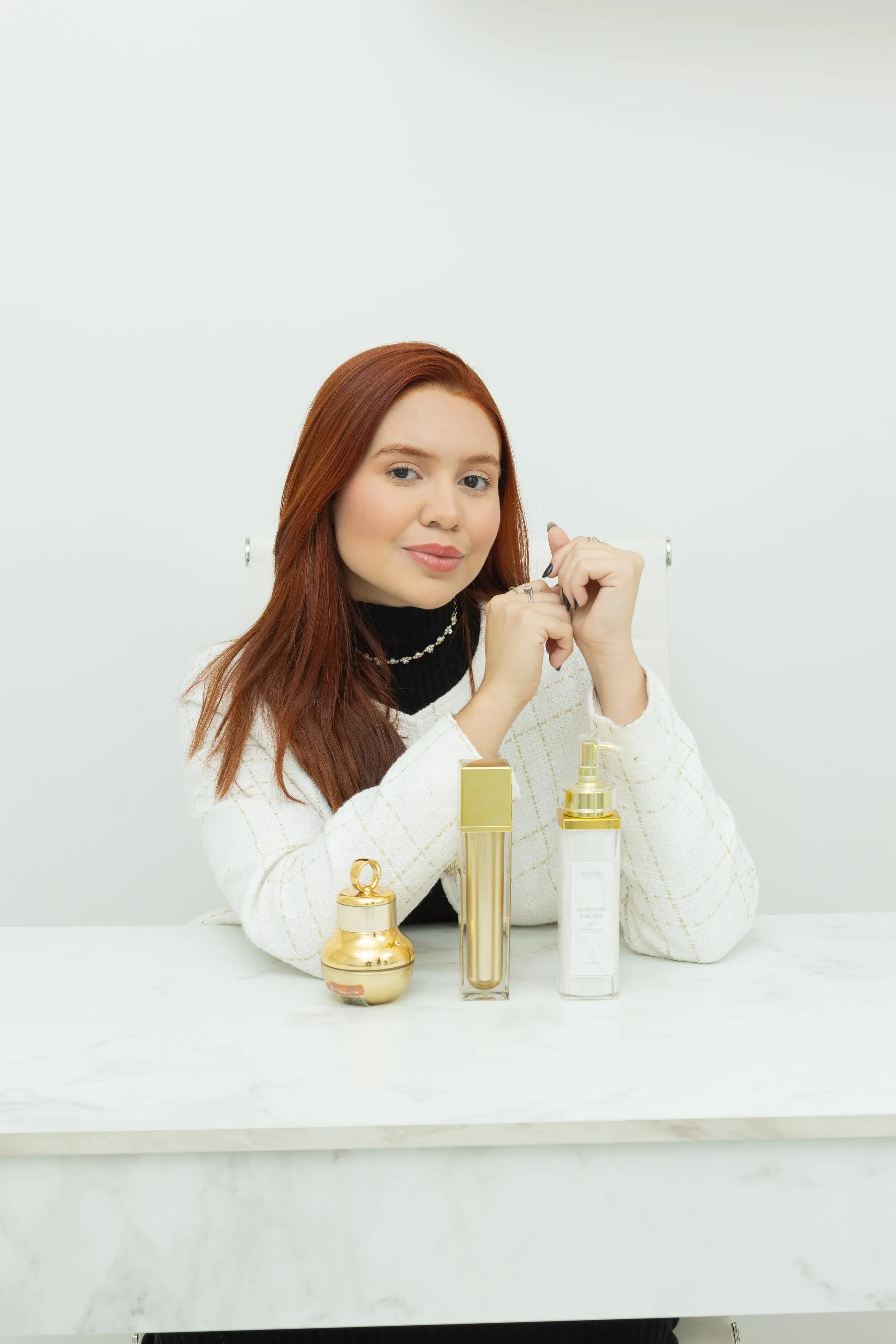 Dra. Raissa Dantas, biomédica especialista em cosmetologia clínica integrativa, em retrato profissional